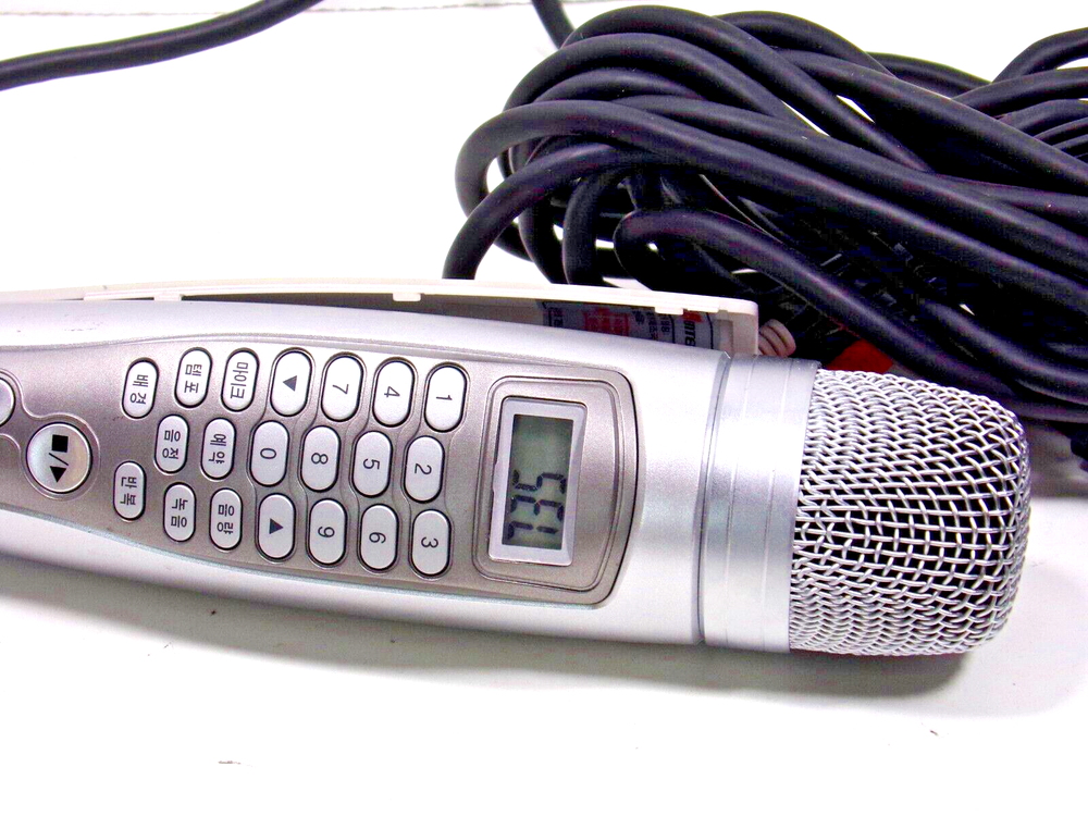 MAGIC SING Karaoke Microphone L000012 and cable.