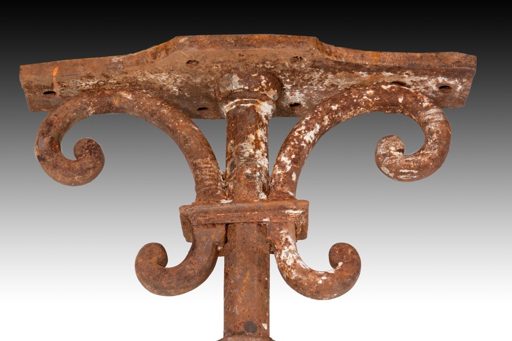 Four columns. Iron. 17th century