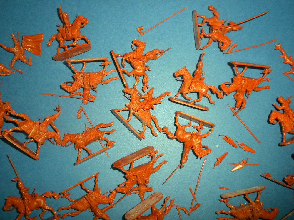 HAT INDUSTRIES/AIRFIX - 39 PLASTIC MODEL FIGURES 1/72 LOT #33