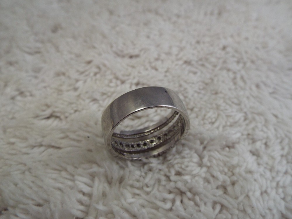 Silvertone Rhinestone Ring ~ Size 8 (D14)