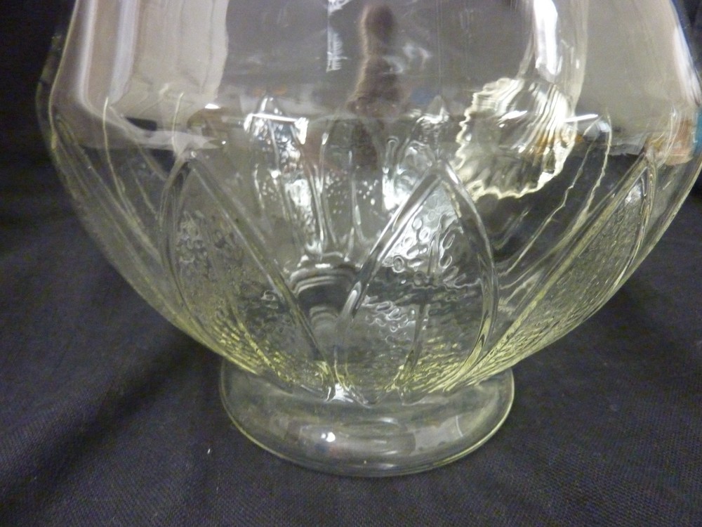 VINTAGE MACBETH-EVANS CRYSTAL CLEAR LEAF PATTERN PITCHER 9" TALL REEDED HANDLE