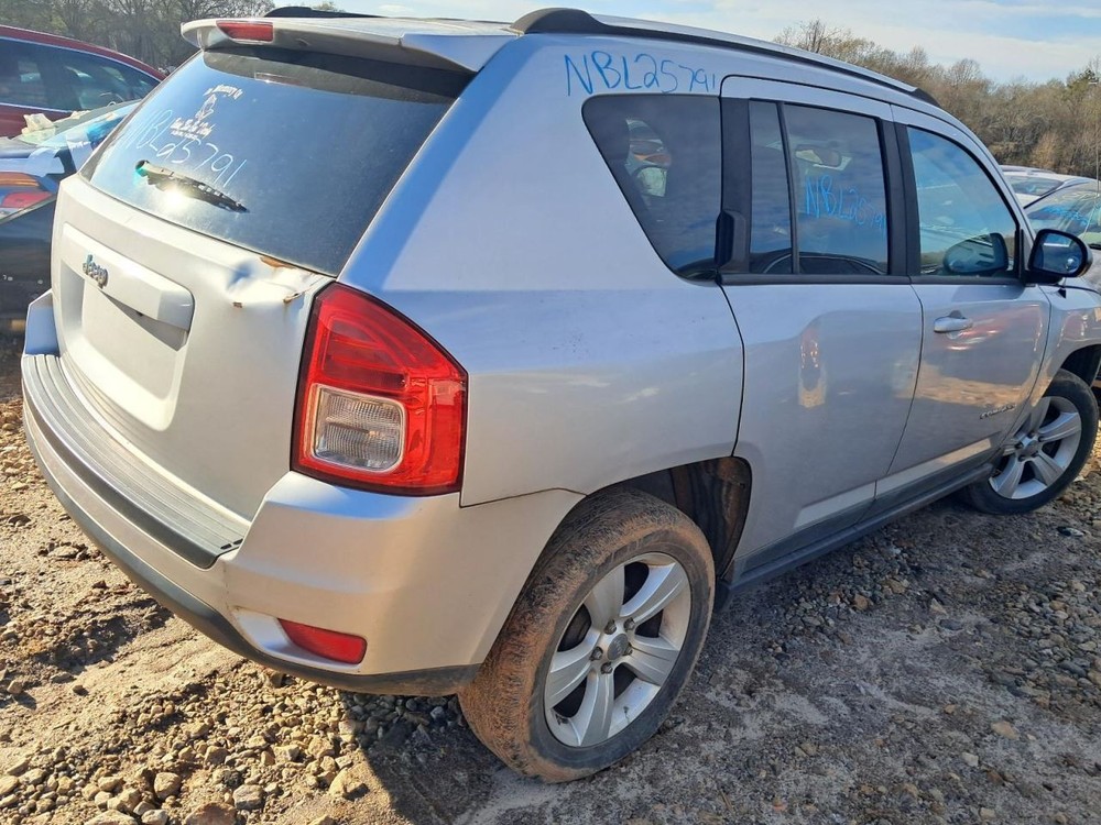 COMPASS 2011 Glove Box 4893478