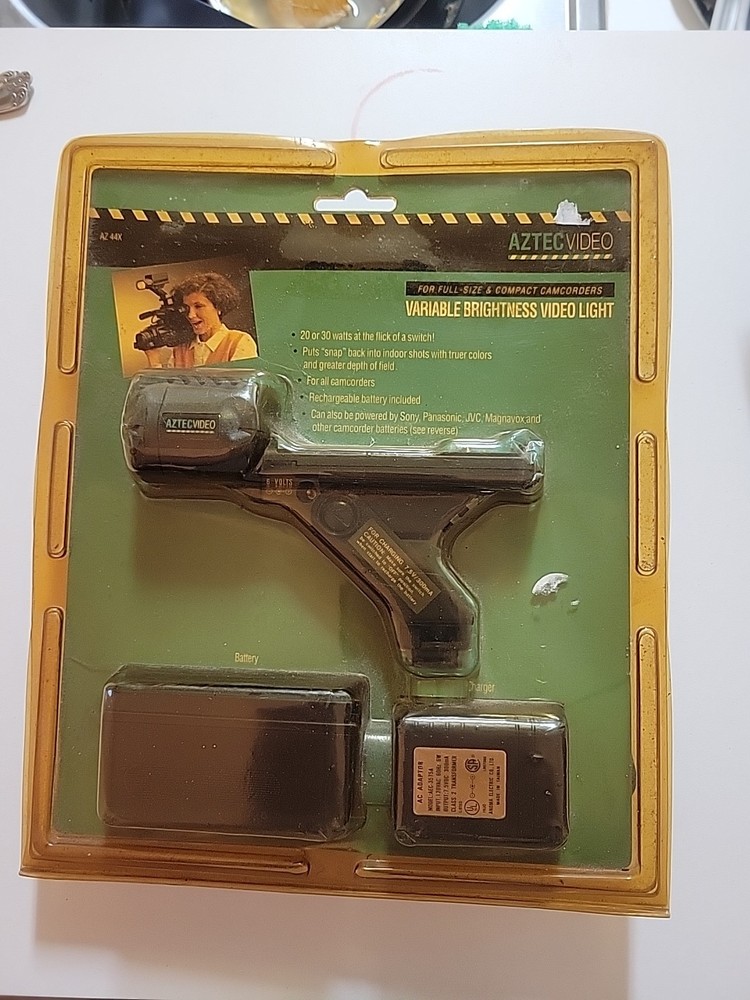 AZTEC VIDEO VARIABLE BRIGHTNESS VIDEO LIGHT FOR CAMCORDERS