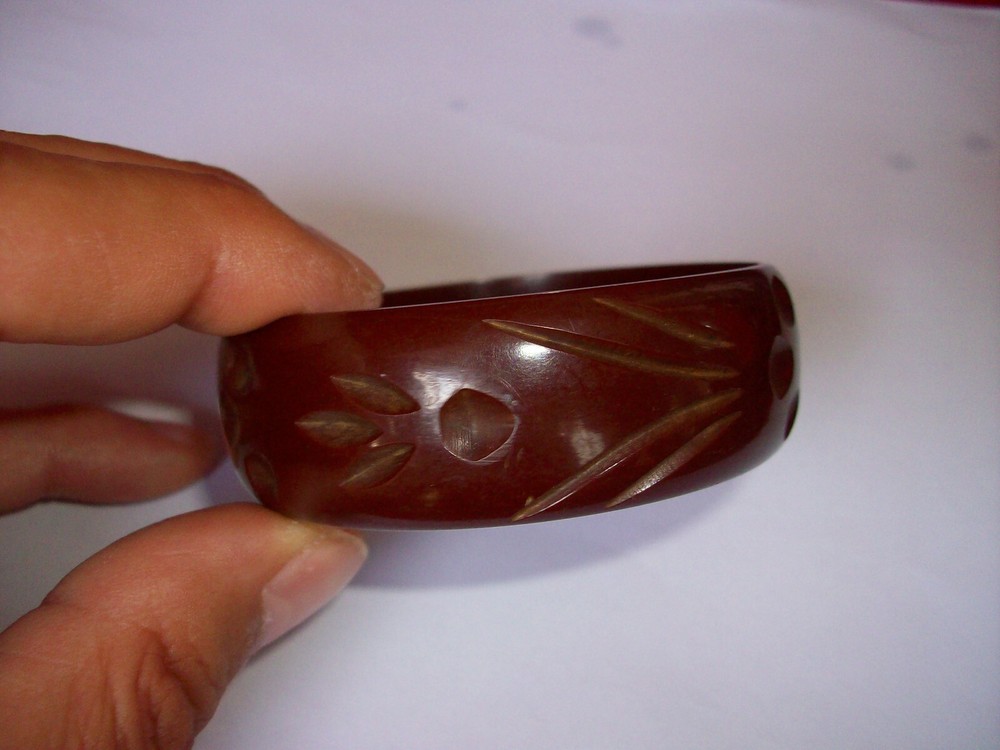 VINTAGE CARVED BAKELITE BANGLE, BRACELET SIMICHROME TESTED