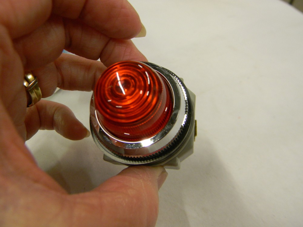 New IDEC APN122DN R Red Pilot Light Switch L3