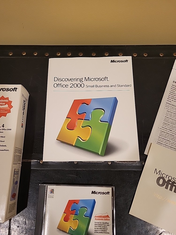 Microsoft Office 2000 Standard (Academic) X03-7979 preowned