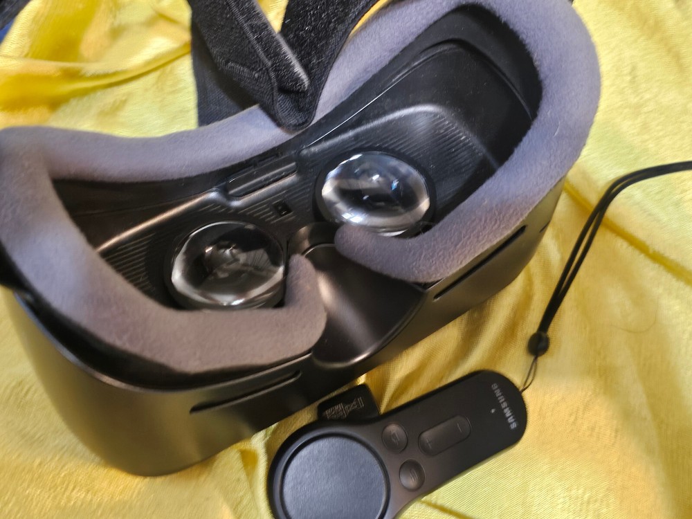 Samsung Gear VR with Accessories