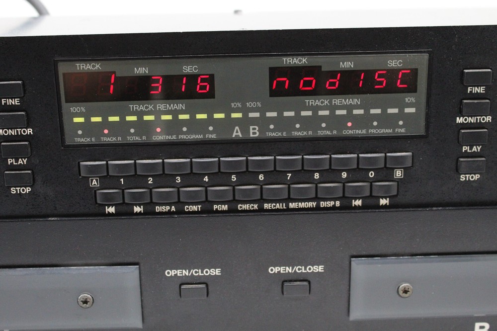 STANTON-VESTAX CD22 DUAL CD PLAYERS RACK MOUNT,
