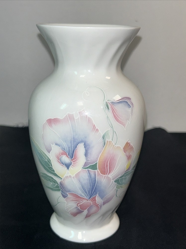 Aynsley bone China “Sweetheart” pattern vase