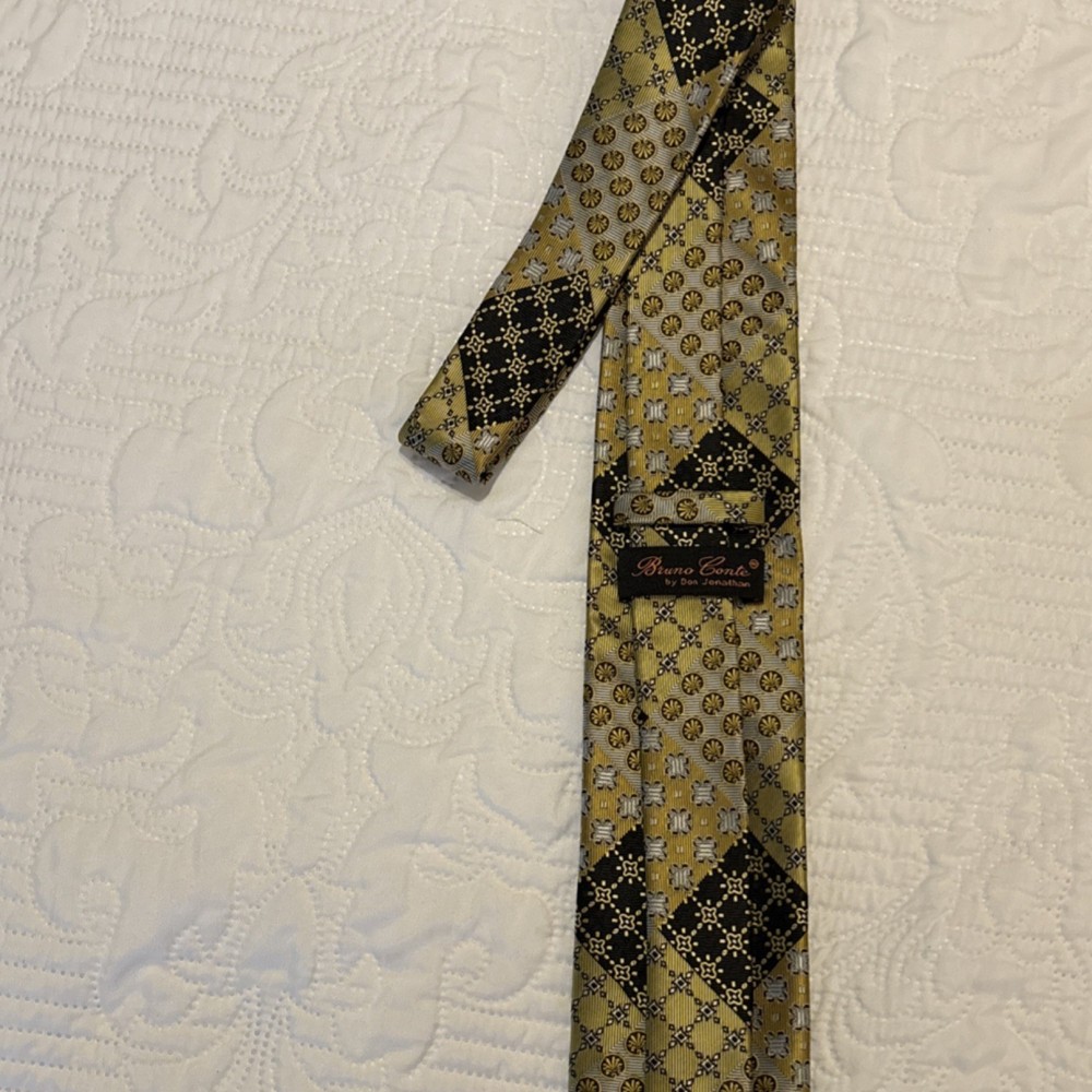 Bruno Conte Men's Patterned Accessory Set Tie Socks Handkerchief Gold & Black
