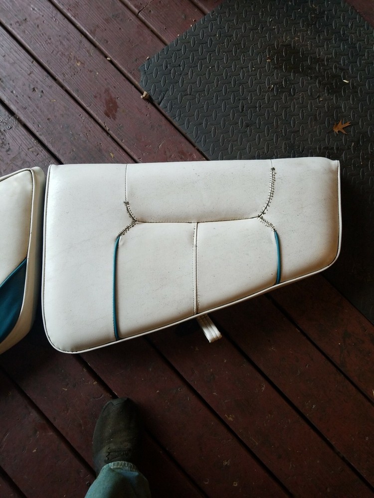 Z7 1992 Crownline 182 front seats