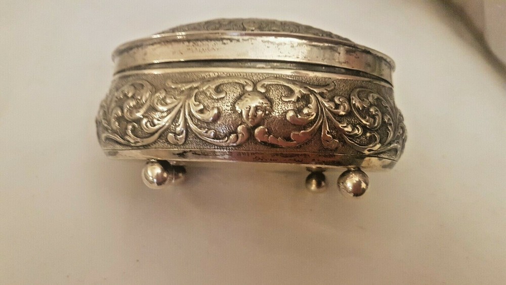 SILVER 800 ANTIQUE HAND CHISELED BOX. PUNCHING PRESENT