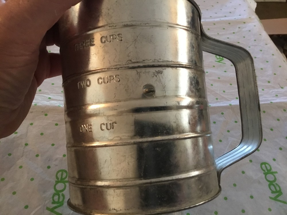 Hand crank 3 cup sifter