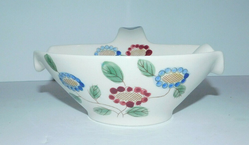 NEAT GRAVY BOAT OR SERVER WITH SIDE HANDLE AND FLORAL DESIGN
