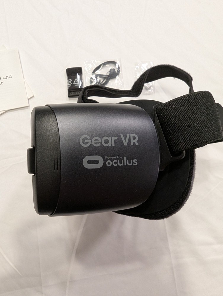 Samsung Gear VR SM-R324 With Controller
