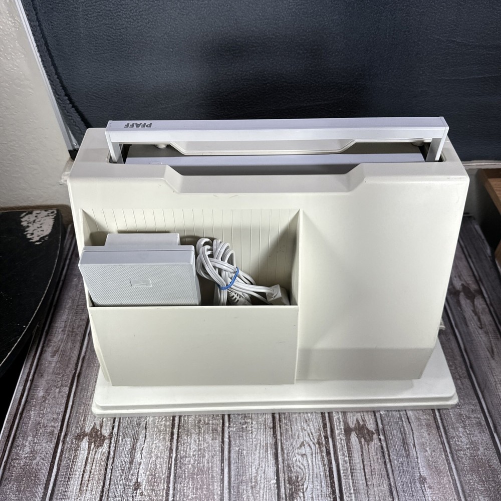 PFAFF Creative 1467 Sewing Machine W/ Pedal, Case