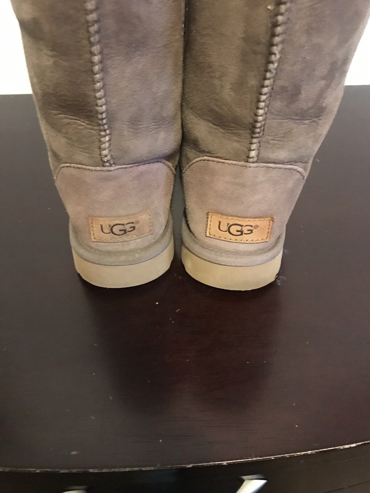 UGG BOTS Women’s Gray Short - Size 6