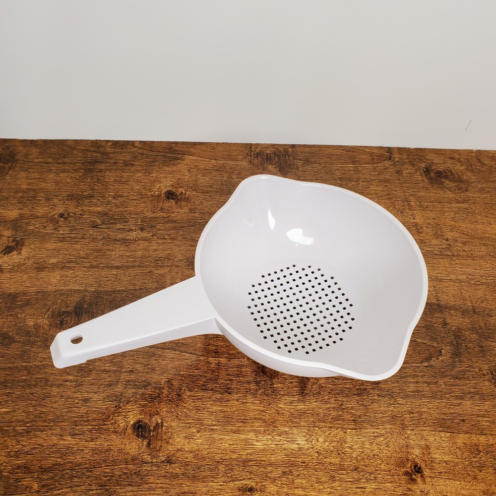 Tupperware Small Strainer Colander with Handle White 1 Quart