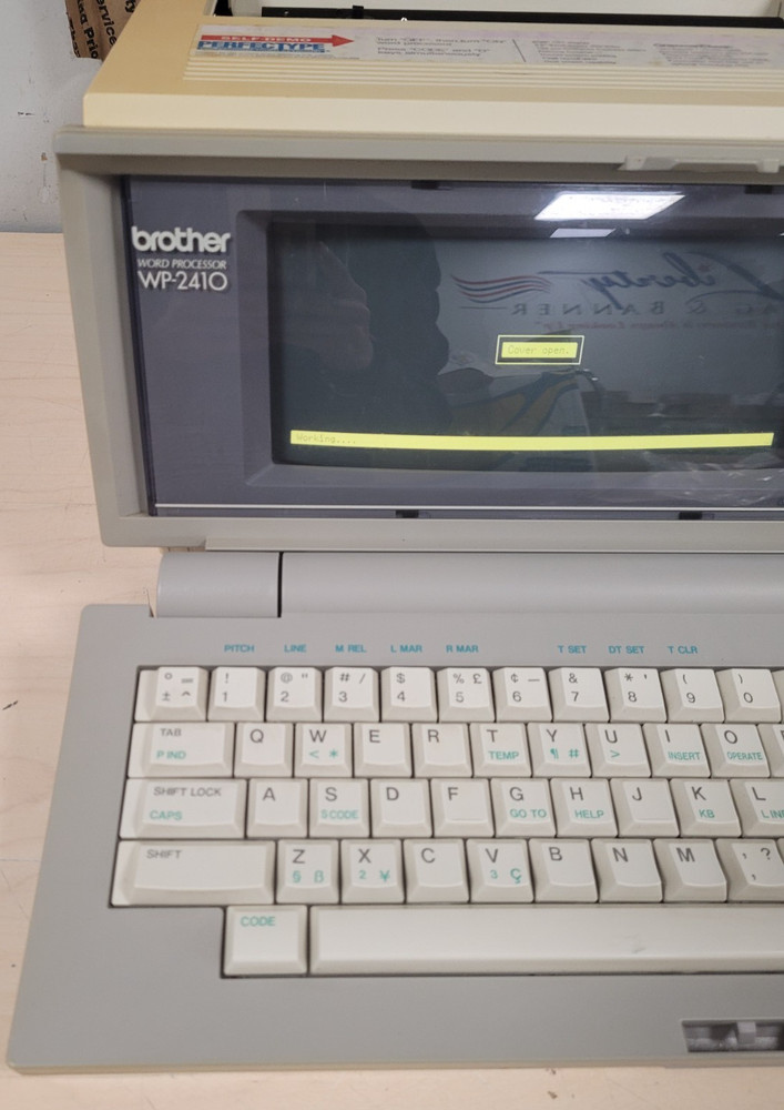 VINTAGE! BROTHERS WP-2410 WORD PROCESSOR MISSING LID (POWERS ON)