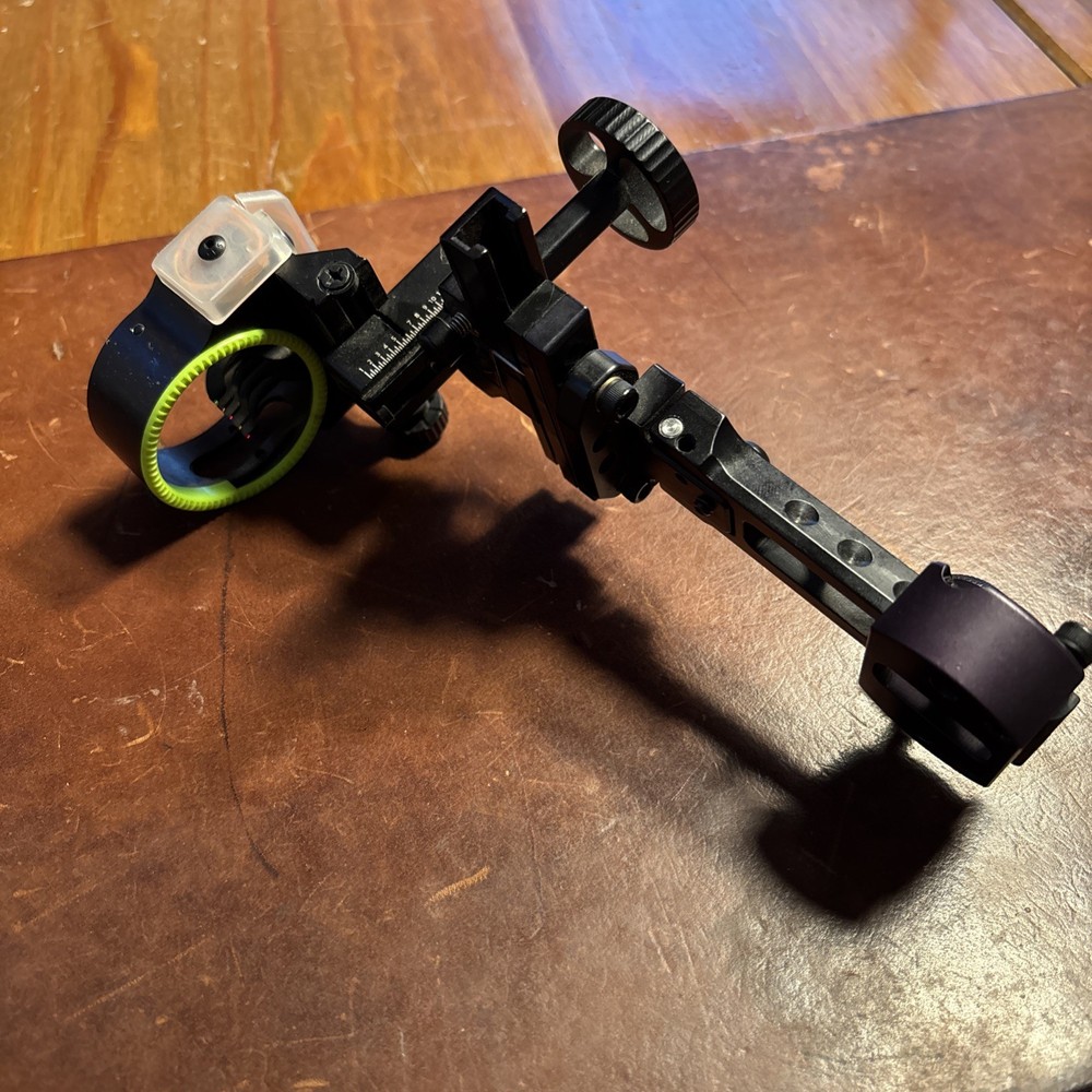 Black Gold Pro Hunter Dial Micro Adjust Dovetail 5 Pin Bow Sight