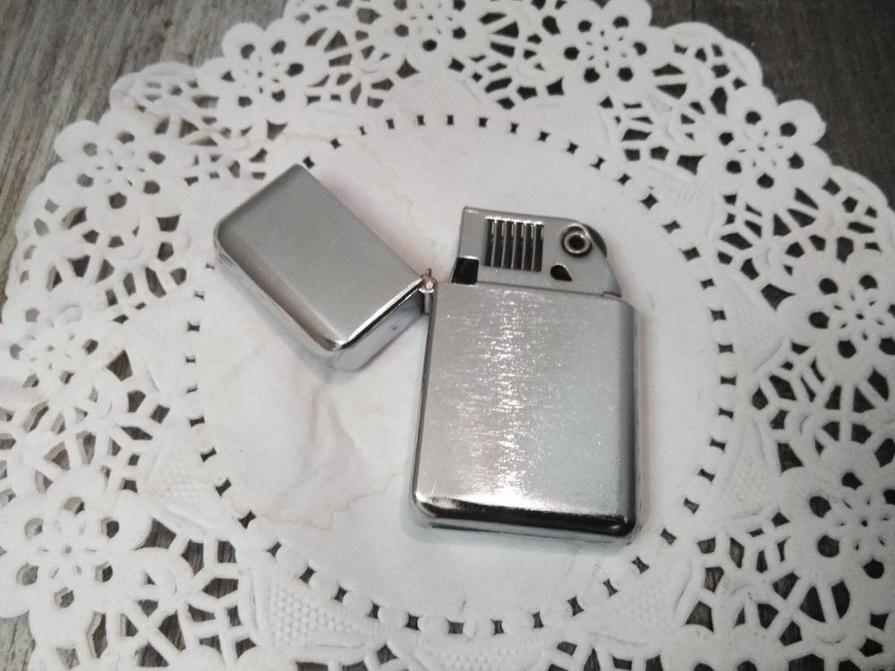 Vintage Ronson Typhoon FLIP TOP CHROME TOP WINDPROOF CIGARETTE LIGHTER