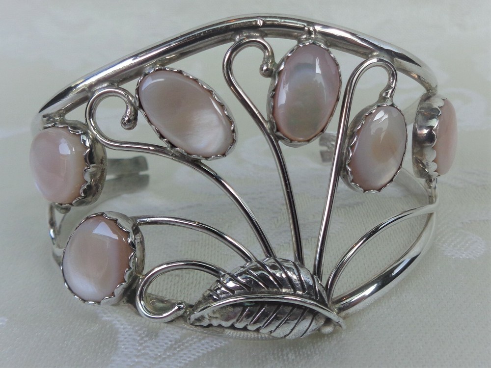 Vintage Pink Mussel Shell Leaf Bracelet