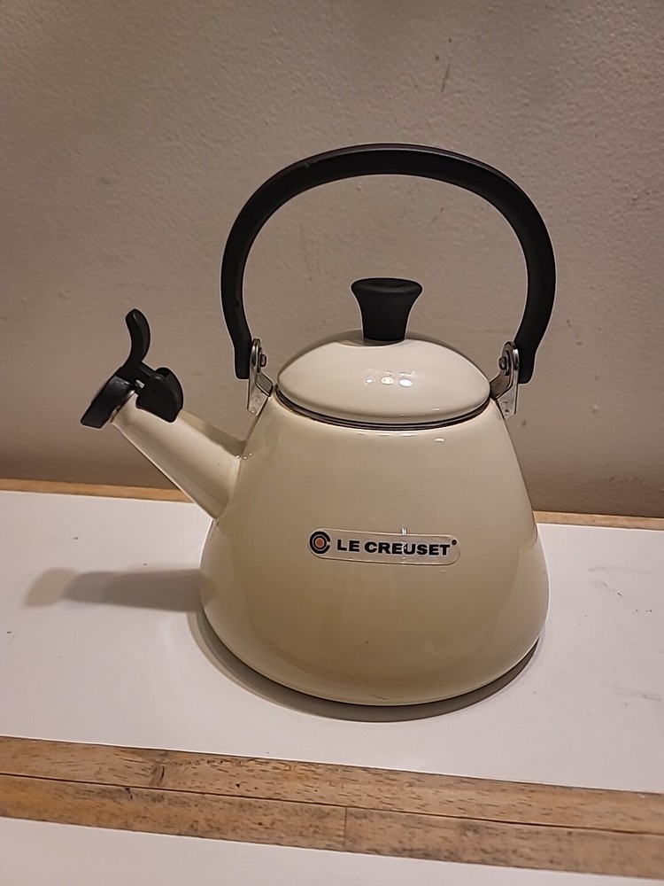Le Creuset Kone Kettle 2.5L  Almond White