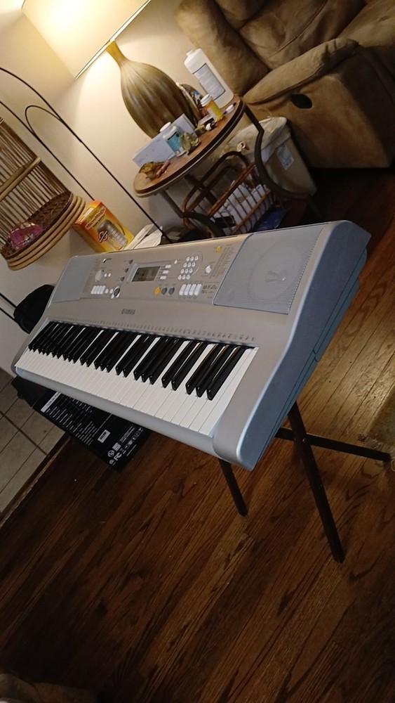 Yamaha YPT-300 61-Key Silver Electronic Keyboard