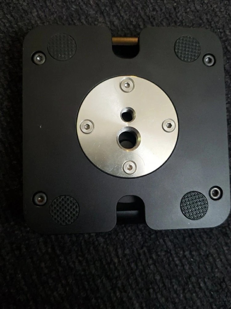 Pivoting tripod head