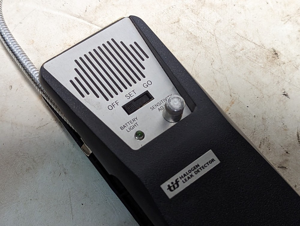 TIF Instruments halogen leak detector with leather case