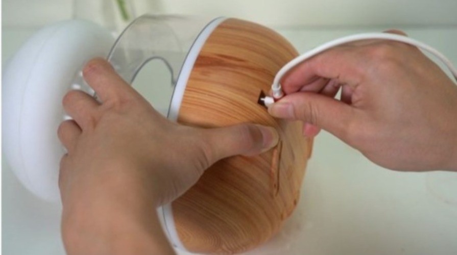 Cloud-Inspired LED Humidifier & Diffuse 7-Color Changing Lights USB-C Charging