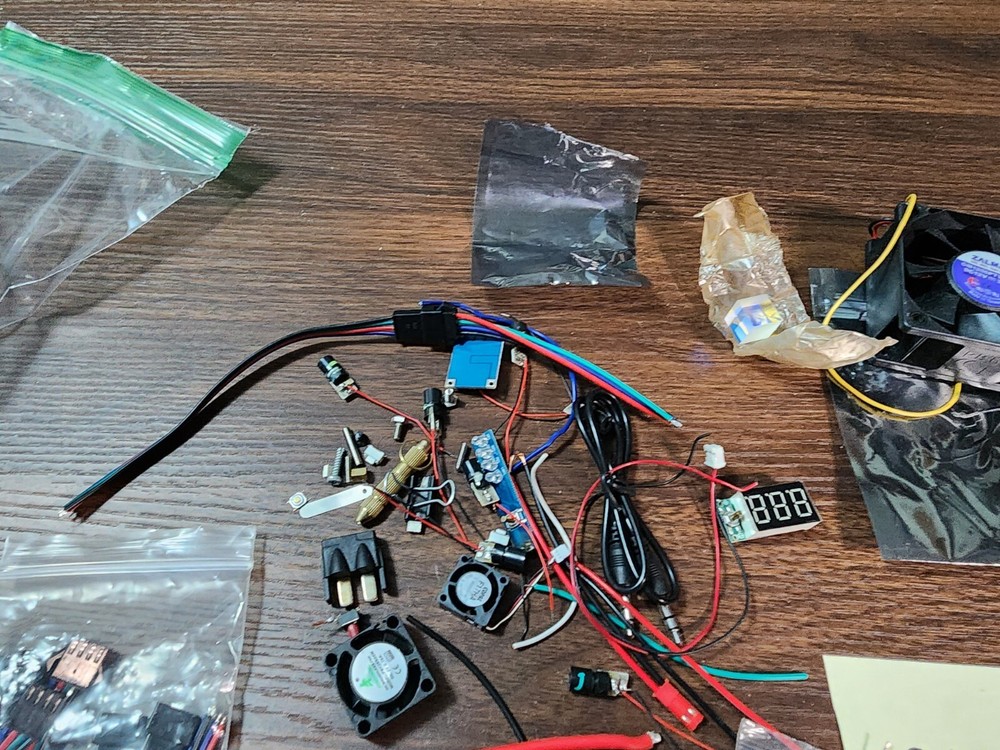 Lot of electronic pieces