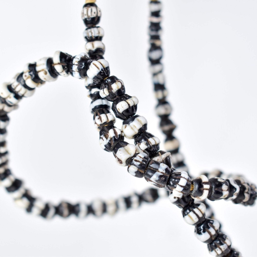 Dog Tooth Ruffle Black Trade Beads