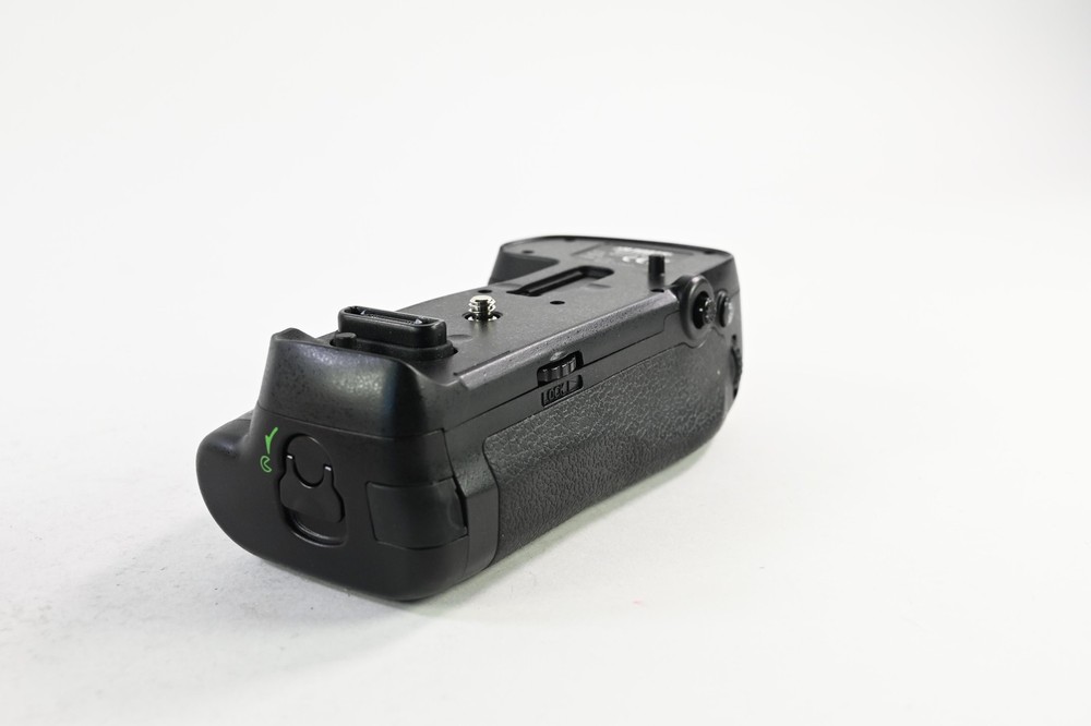 misc Nikon MB-D18 Multi-Power Battery Pack Vertical Grip (D850) #G372