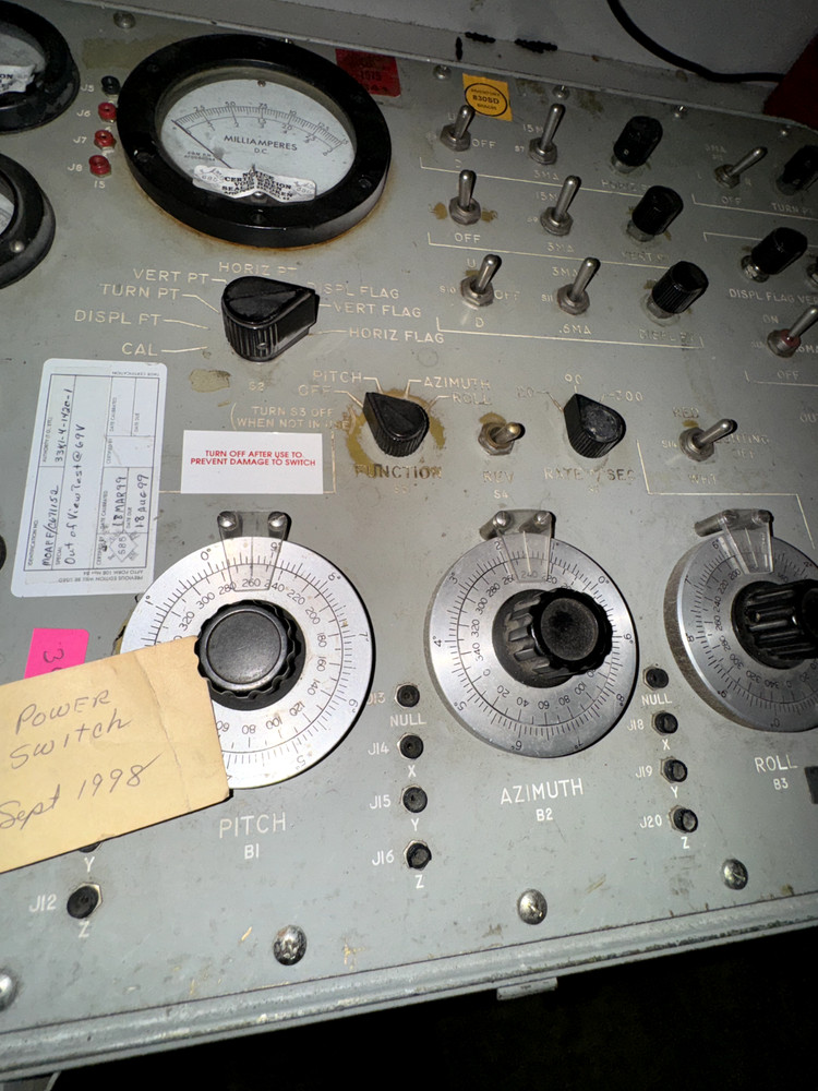 TEST SET UNIVERSAL ATTITUDE INDICATOR