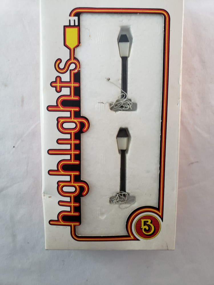 Bachmann HO Scale Highlights Two Lighted Lamp Posts Lndscape Accessory AA424011