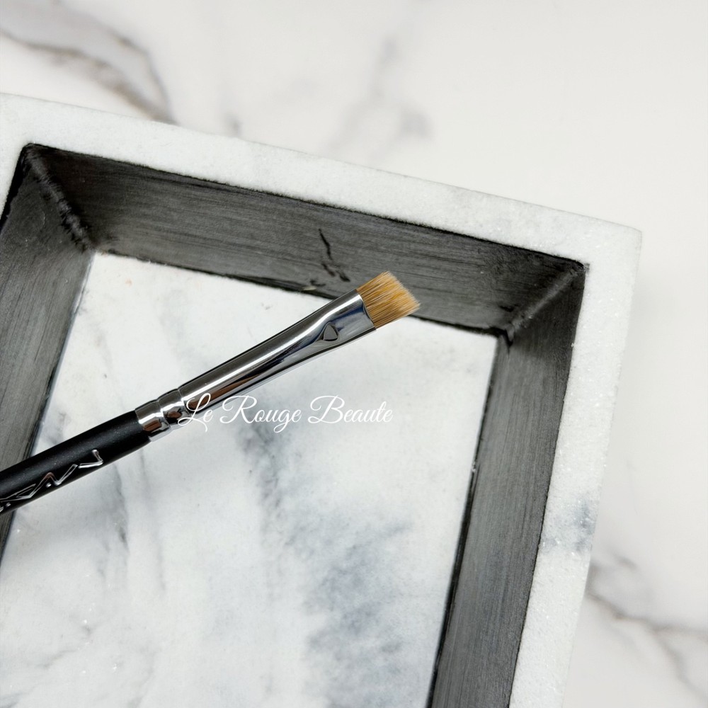MAC 208 Small Angled Eyebrow Definer Brush