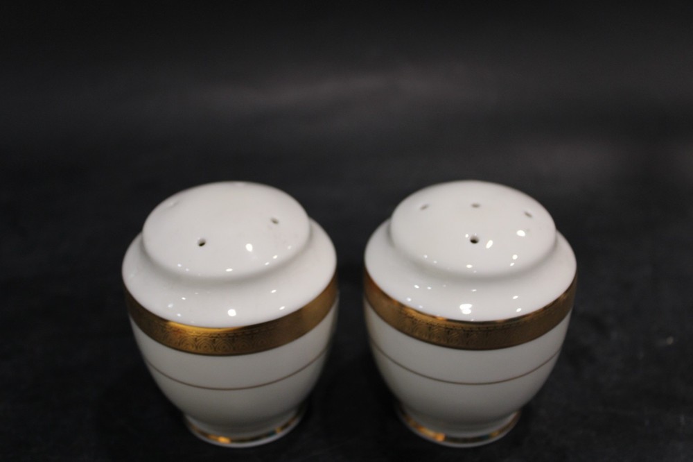 Mikasa Palatial Gold Salt and Papper Set