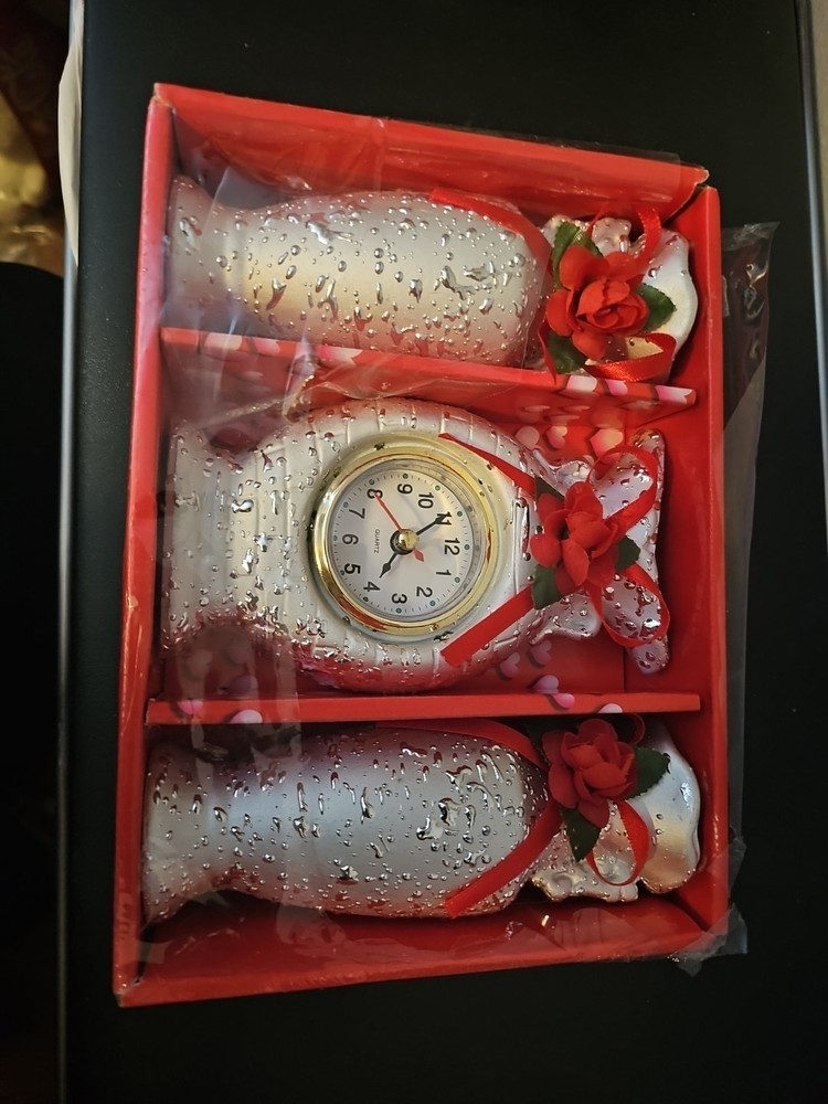 3 Vases With A Clock Set