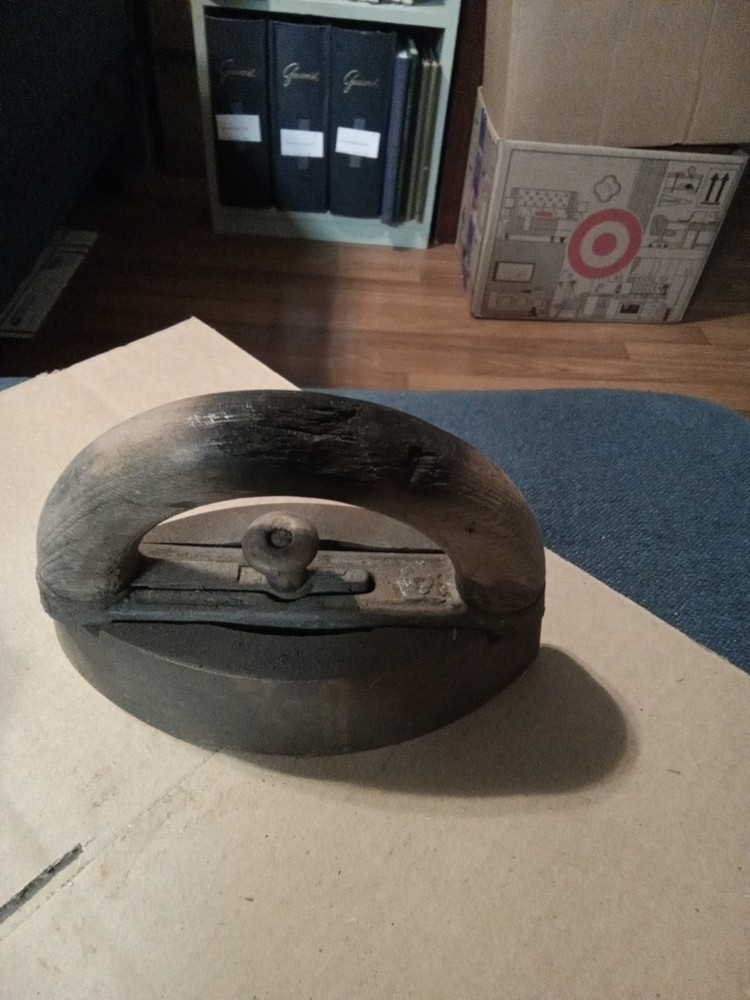 Vintage Cast Iron Sad Iron Antique