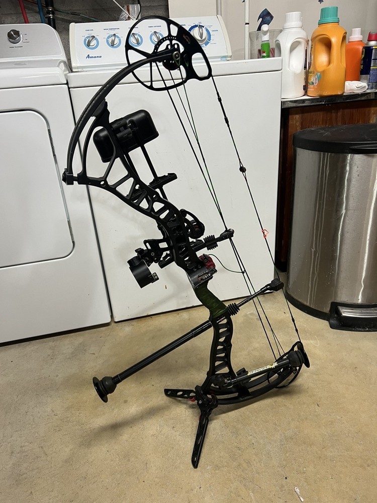 Bowtech Insanity CPXL Compound Bow Right Hand 70lb Pull 35” Accessories