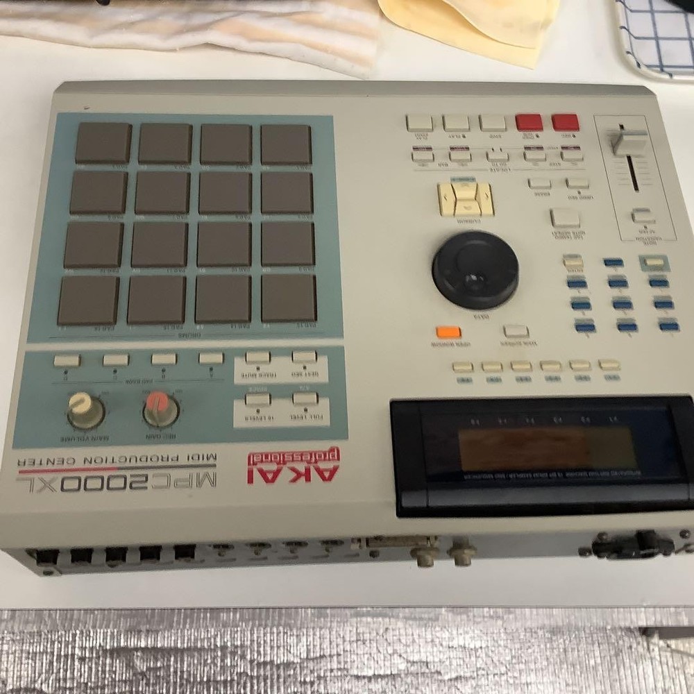 AKAI MPC2000XL sampler