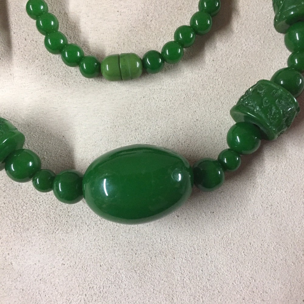 VTG Apple Green Plastic Necklace 30”