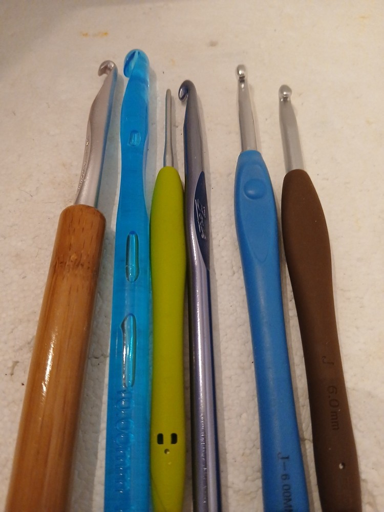 6 crochet hooks different sizes