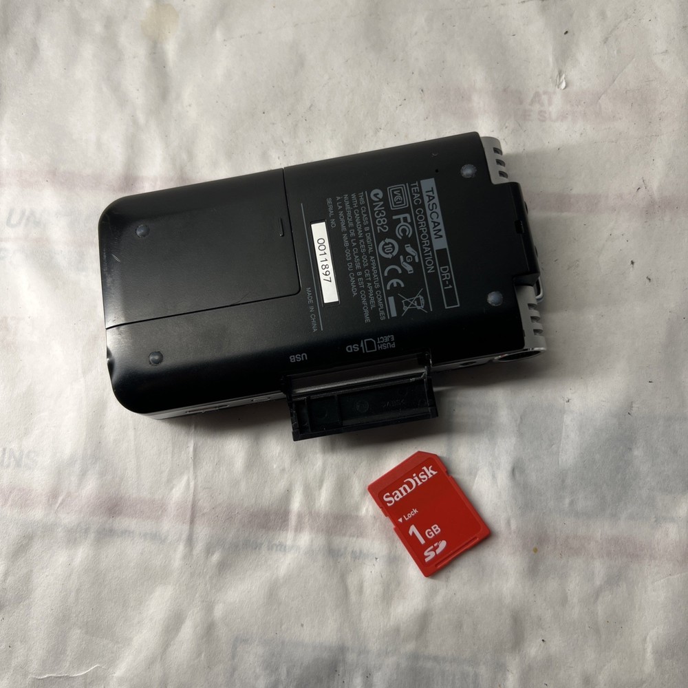TASCAM DR-1 Portable Solid State Recorder Box w/ case - Tested & Working !