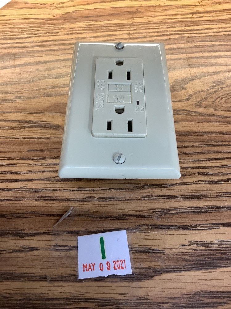 GL-01 Ivory Receptacle GFFI 120V 60Hz 20A