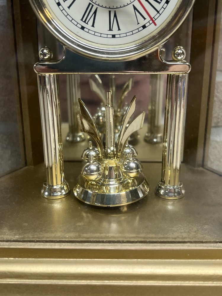 Quartz Clock Rotating Pendulum