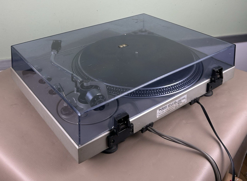 TECHNICS SL-1600 STEREO TURNTABLE (READ DESCRIPTION)