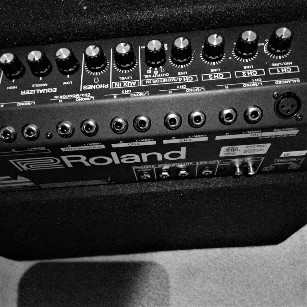 Roland KC-600 - 200W 15" Keyboard Amp