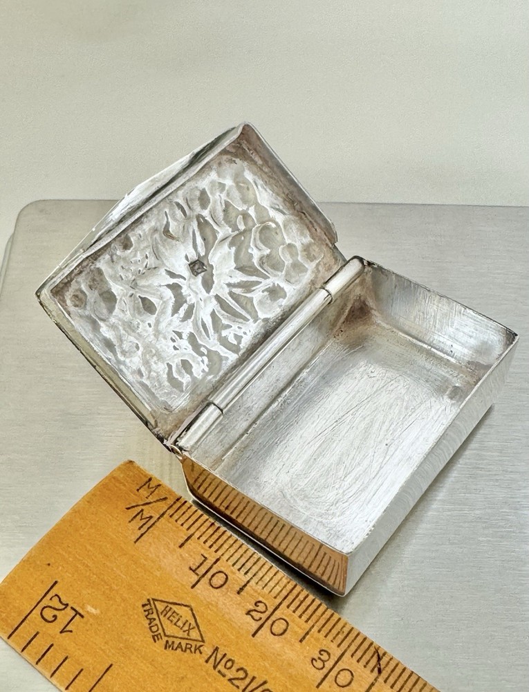Vintage Solid 900 Silver Floral Design Pill / Snuff Box